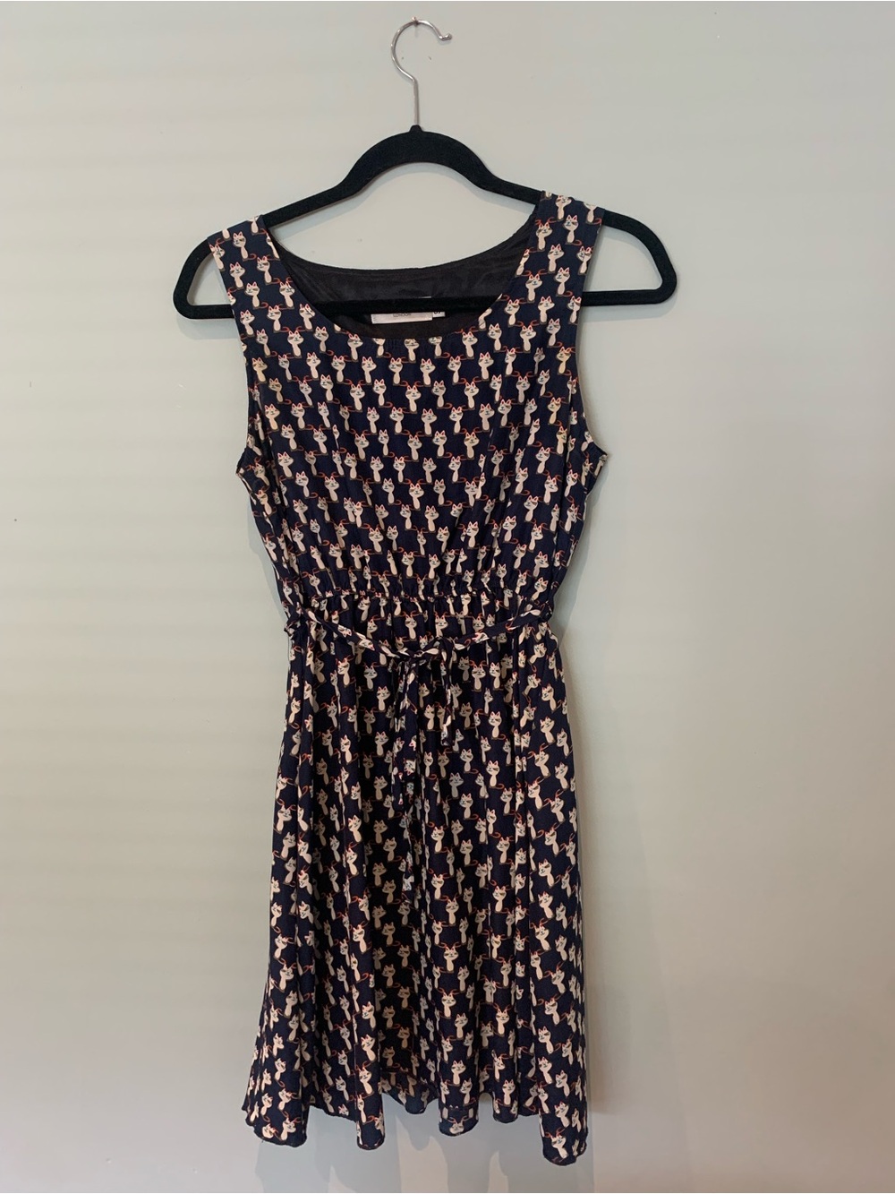 Sleeveless Navy Midi Dress with Cream Print and Tie Waist